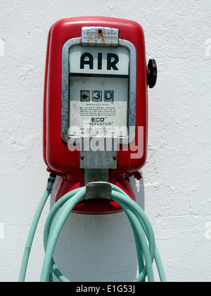 Historische nordamerikanische Tankstelle Luftpumpe bei A restauriert alte Tankstelle In Ontario Kanada Stockfoto