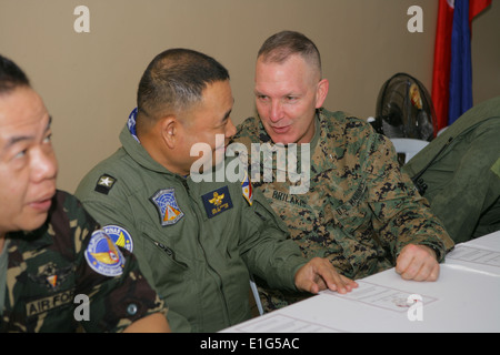 US Marine Corps Major General Mark Brilakis, Recht, spricht Kommandierender General der 3. Expeditionary Brigade, mit Philippine Stockfoto