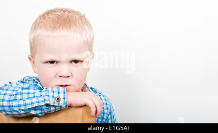 Böse kleine Junge mit schlechter Laune Stockfoto