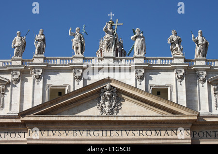 Statuen von Christus, Johannes der Täufer, und einige Apostel auf der Oberseite St. Peter Basilika Fassade. Rom, Italien Stockfoto