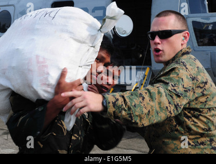 US Marine Corps Captain Bill Woodward, von der 31. Marine Expeditionary Unit (MEU) leitet die philippinischen Soldat innen während Stockfoto