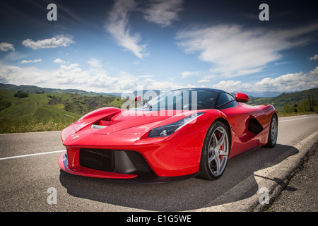 LaFerrari Hybrid Supercar auf einer Bergstraße in Italien Stockfoto