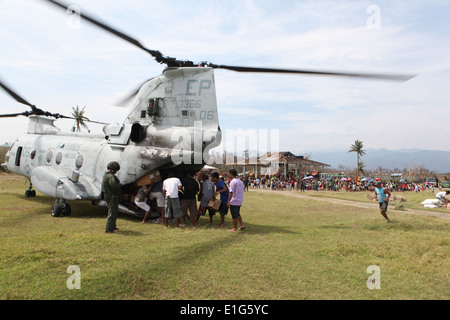 US Marinekorps CH-46 Sea Knight Helikopter liefert humanitäre Hilfe Versorgung für die Opfer der Taifun Megi in der Divilican Stockfoto