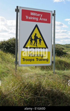 Truppenübungsplatz Warnzeichen auf Braunton Burrows in der Nähe von Saunton an der Küste von North Devon. Stockfoto