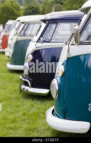 Linie von VW Split Screen Volkswagen Wohnmobile bei einer VW-show Stockfoto