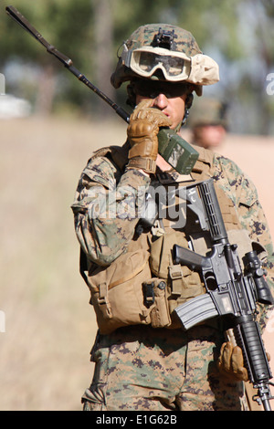 US Marine Corps Kapitän Joshua Cavan, Kommandierender Offizier, Alpha Company, 1. Bataillon, 3. Marine Regiment, radios seiner Einheit? s Stockfoto