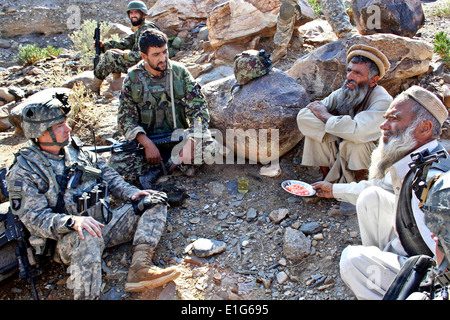 US Army 2nd Lt. Daniel Wild, links, und einen afghanischen Armee-Waffen-Teamleiter sprechen mit Gurem Dorfältesten 6. November 2010, in Nan Stockfoto