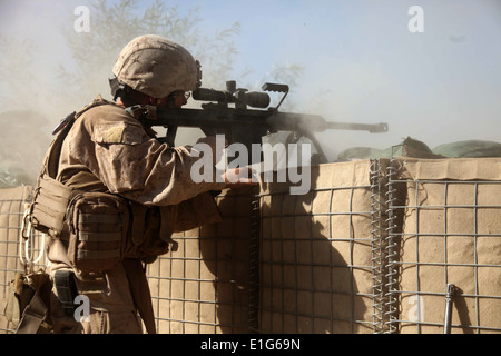 US Marine Corps Sgt. Corey Sherwood bietet Abdeckung Feuer für die Marines, die eine explosive Verordnung Abfallbehälter im Sangi zugewiesen Stockfoto