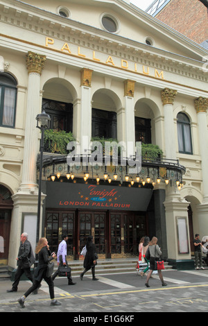 Großbritannien, England, London, Soho, Palladium Theater, Personen, Stockfoto