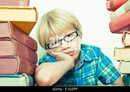 Gelangweilt Schuljunge Stockfoto