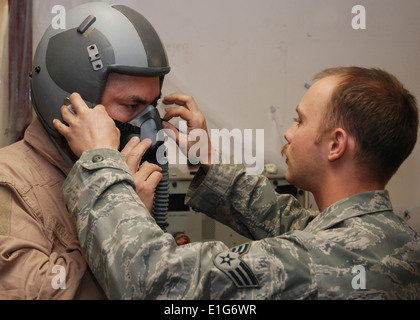 US Air Force Senior Airman Kevin Boyne, Recht, einen fliegenden Flug Ausrüstung Techniker mit der 336th Expeditionary Kämpfer Sq Stockfoto