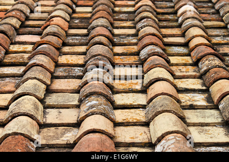Perspektive der alten roten Ton-Dachziegel Stockfoto