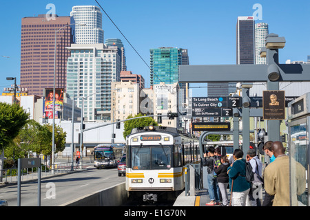 Los Angeles, Kalifornien, Innenstadt, LA County Metro Rail, Stadtbahn, Nahverkehr, Gold Line, Pico Station, Flower Street, Bahnhof, Bahnsteig, Zug, Pendelverkehr Stockfoto