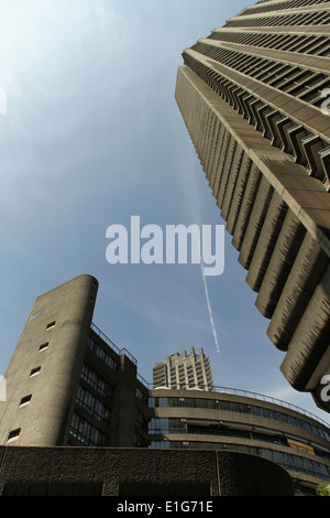 Barbican Centre und Turm in den Himmel suchen Stockfoto