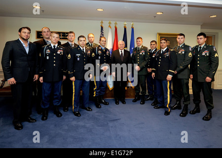 US-Verteidigungsminister Robert M. Gates, Center, steht für ein Foto mit Ehrenmedaille Empfänger Army Staff Sgt Salvatore G Stockfoto