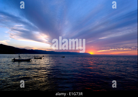 Einen schönen Meer Sonnenuntergang mit verankerten Booten. Stockfoto