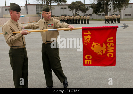 Gunnery Sergeant Robert Lytle mit der 11. Marine Expeditionary Unit (rechts), lehrt enger Ordnung Bohrer Bewegungen, CPL. Mich Stockfoto