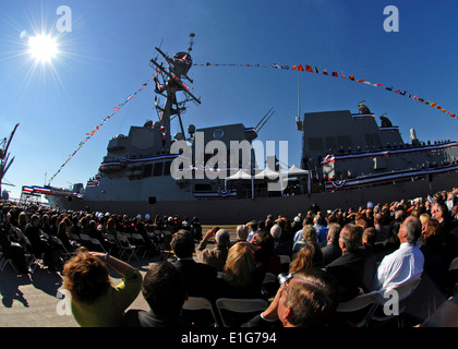 US-Seeleute erwecken des Schiffes zum Leben während der Inbetriebnahme Zeremonie für USS Gravely (DDG 107), der Marine neueste Arleigh Burk Stockfoto