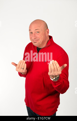 Attraktiver Glatzenmann, Anfang 50, der zur Kamera aufblickte. Stockfoto