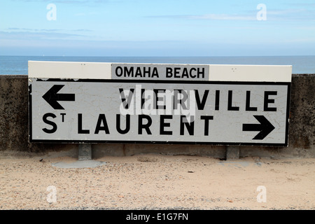 Straßenschild an der Strandstraße über Omaha Beach in Richtung Vierville und St. Laurent, Normandie, Frankreich. Stockfoto