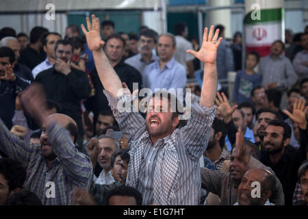 Teheran, Iran. 3. Juni 2014. Ein iranischer Mann schreit Parolen zur Unterstützung des Irans nukleare Programm im Rahmen einer Feierstunde anlässlich der Todestag des Irans spät Führer Ayatollah RUHOLLAH KHOMEINI in Khomeinis Schrein in Behesht Zahra-Friedhof in südlichen Teheran. (Credit: Credit: Morteza Nikoubazl/ZUMAPRESS.com/Alamy Live-Nachrichten) Stockfoto