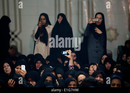 Teheran, Iran. 3. Juni 2014. Iranerin Fotos und video von ihren Handys zu schießen, da sie eine Zeremonie anlässlich der Todestag des Irans spät Führer Ayatollah RUHOLLAH KHOMEINI in Khomeinis Schrein in Behesht Zahra-Friedhof in südlichen Teheran teilnehmen. (Credit: Credit: Morteza Nikoubazl/ZUMAPRESS.com/Alamy Live-Nachrichten) Stockfoto