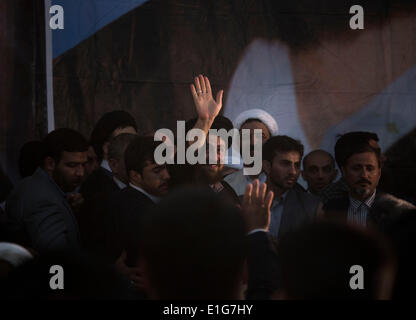 Teheran, Iran. 3. Juni 2014. Verstorbenen Ayatollah Ruhollah Khomeini Enkel Hassan Khomeini (C) Wellen an seine Anhänger in einer Feierstunde anlässlich der Todestag des Irans spät Führer Ayatollah RUHOLLAH KHOMEINI in Khomeinis Schrein in Behesht Zahra-Friedhof in südlichen Teheran. (Credit: Credit: Morteza Nikoubazl/ZUMAPRESS.com/Alamy Live-Nachrichten) Stockfoto