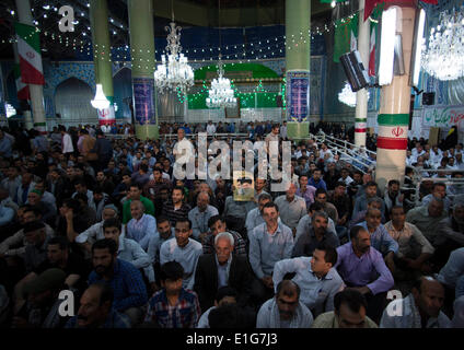 Teheran, Iran. 3. Juni 2014. Iraner besuchen eine Zeremonie anlässlich der Todestag des Irans spät Führer Ayatollah RUHOLLAH KHOMEINI in Khomeinis Schrein in Behesht Zahra-Friedhof in südlichen Teheran. (Credit: Credit: Morteza Nikoubazl/ZUMAPRESS.com/Alamy Live-Nachrichten) Stockfoto