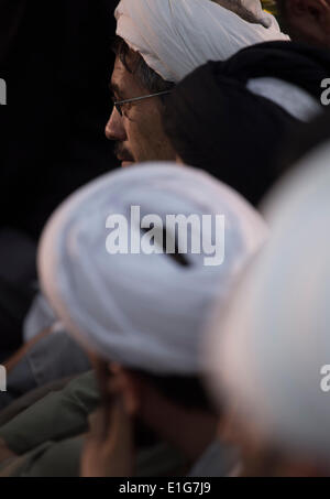 Teheran, Iran. 3. Juni 2014. Eine Kleriker schaut zu, wie er an eine Zeremonie anlässlich der Todestag des Irans spät Führer Ayatollah RUHOLLAH KHOMEINI in Khomeinis Schrein in Behesht Zahra-Friedhof in südlichen Teheran teilnehmen. (Credit: Credit: Morteza Nikoubazl/ZUMAPRESS.com/Alamy Live-Nachrichten) Stockfoto