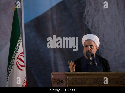 Teheran, Iran. 3. Juni 2014. Der iranische Präsident HASSAN ROUHANI Gesten während des Sprechens im Rahmen einer Feierstunde anlässlich der Todestag des Irans spät Führer Ayatollah RUHOLLAH KHOMEINI in Khomeinis Grab im Friedhof Behesht Zahra in südlichen Teheran. (Credit: Credit: Morteza Nikoubazl/ZUMAPRESS.com/Alamy Live-Nachrichten) Stockfoto