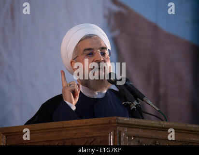 Teheran, Iran. 3. Juni 2014. Der iranische Präsident HASSAN ROUHANI Gesten während des Sprechens im Rahmen einer Feierstunde anlässlich der Todestag des Irans spät Führer Ayatollah RUHOLLAH KHOMEINI in Khomeinis Grab im Friedhof Behesht Zahra in südlichen Teheran. (Credit: Credit: Morteza Nikoubazl/ZUMAPRESS.com/Alamy Live-Nachrichten) Stockfoto