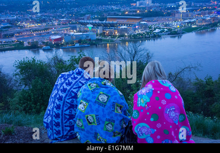 Freunde sitzen und warten auf den Sonnenuntergang über Pittsburgh PA Stockfoto