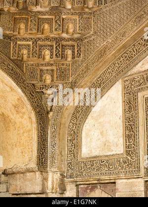 Indien, Neu-Delhi, Lodhi Gärten, Bara Gumbad Moschee geschnitzt koranische Inschriften Stockfoto