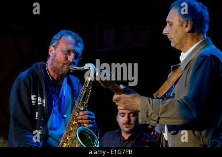 Italienische Saxophonist Daniele Sepe (links) und Gitarrist Franco Giacoia (rechts) im Konzert in Torino Jazz Festival. Stockfoto