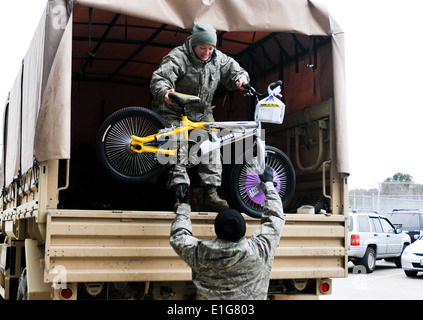 US Air Force Master Sgt. Samantha Peplinski, Ober- und techn. Sgt. Martha Gladu entladen Spielzeug außerhalb das Department of Health eine Stockfoto