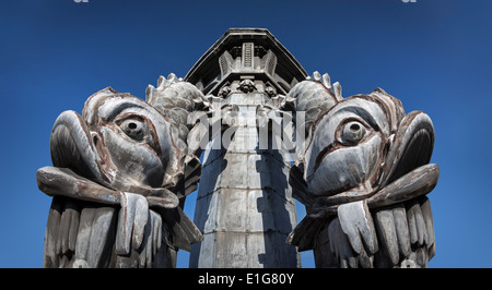 Das Metalldach mit stilisierten Delphinen auf dem Zink und Blechdach des Rathauses Vichy (Allier - Auvergne - Frankreich). Stockfoto