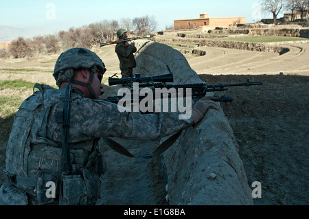 US Armee Sgt. Jeremy A. Godkin, links und Afghan National Army Soldat Abeat Waizer, ein Raketenantrieb Grenadier mit 2. Com Stockfoto