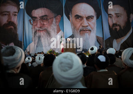 Teheran, Iran. 3. Juni 2014. Iranian President Hassan ROUHANI (C) spricht im Rahmen einer Feierstunde anlässlich der Todestag des Irans spät Führer Ayatollah RUHOLLAH KHOMEINI in Khomeinis Grab im Friedhof Behesht Zahra in südlichen Teheran. (Credit: Credit: Morteza Nikoubazl/ZUMAPRESS.com/Alamy Live-Nachrichten) Stockfoto