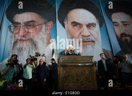 Teheran, Iran. 3. Juni 2014. Iranian President Hassan ROUHANI (C) Gesten wie er für anlässlich einer Zeremonie anlässlich der Todestag des Irans spät Führer Ayatollah RUHOLLAH KHOMEINI in Khomeinis Grab im Friedhof Behesht Zahra in südlichen Teheran zu besuchen. (Credit: Credit: Morteza Nikoubazl/ZUMAPRESS.com/Alamy Live-Nachrichten) Stockfoto