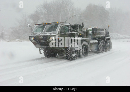 US-Soldaten fahren in ein schwerer erweiterter Mobilität taktischer LKW als Bestandteil der Virginia Nationalgarde 116. Brigade Combat Te Stockfoto