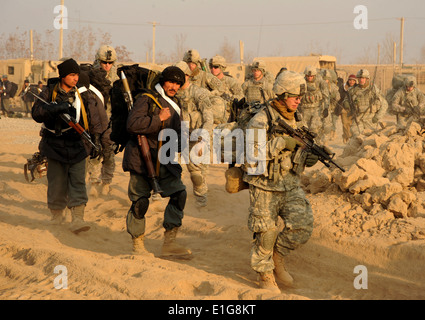 Soldaten der US-Armee und die afghanische Polizei ausziehen auf einer Fuß-Patrouille in der Isa Khan Region Afghanistans nördlichen Provinz Kunduz Stockfoto