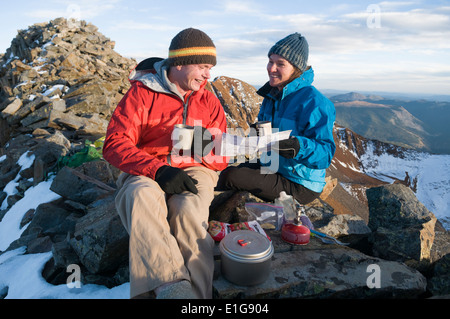 Ein Mann und eine Frau kochendes Wasser auf Campstove auf felsigen, alpine Ridgeline in der Nähe von Tellride, Colorado. Stockfoto