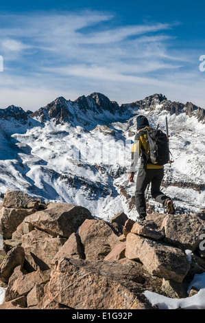 Ein Mann, Wandern entlang der felsigen Grat in den La Plata Bergen, Mayday, Colorado. Stockfoto