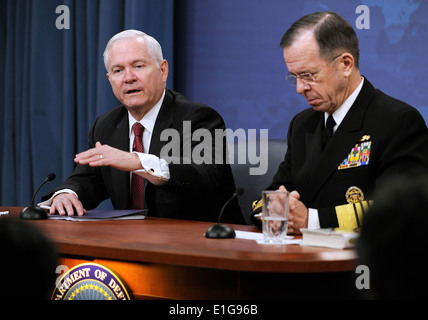 US-Verteidigungsminister Robert M. Gates, halten Sie links und Vorsitzender der Joint Chiefs Of Staff Marine Admiral Michael Mullen einen Presse-bri Stockfoto