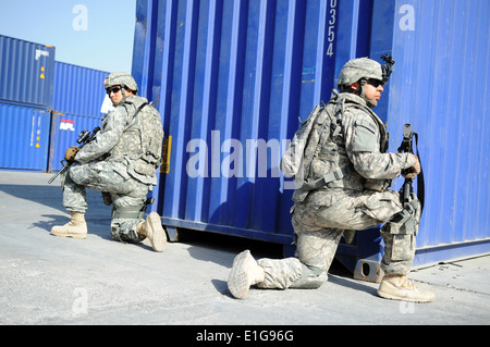 US-Soldaten geben Sicherheit, während Mitglieder von Basra Provincial Reconstruction Team mit Zivilarbeiter im Hafen sprechen Stockfoto