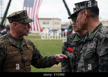 US Marine Corps Generalleutnant Kenneth J. Glueck, spricht links, mit koreanischen Soldat innen vor einer Änderung der Befehl Zeremonie bei C Stockfoto