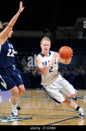 US Air Force Academy Falcons Sophomore Wache Alicia Leipprandt, Recht, Gebühren an der Brigham Young University Senior bewachen Min Stockfoto