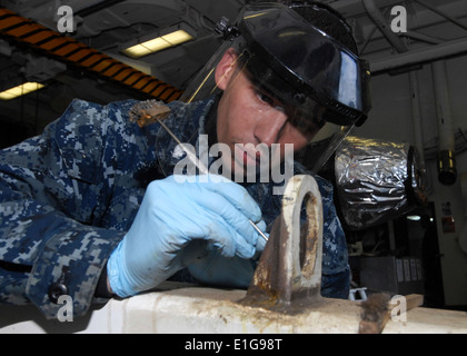 US Marine Aviation Maschinist Mate 3. Klasse Wayne Kirkfield bereitet eine Motor-Prüfadapter für eine bevorstehende Prüfung an Bord Stockfoto