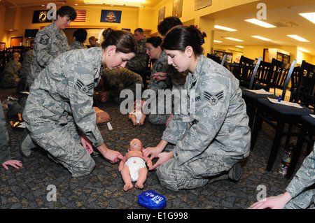 Von links nach rechts Senior Airman Samantha Manning und Senior Airman Ashley Jefferson führen beide von der 119. Medical Group Stockfoto