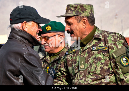 Vize-Präsident Joe Biden, trifft links, Afghan National Army (ANA) Major General Amlaqullah Patyani, Kommandeur der militärischen Tra Kabul Stockfoto